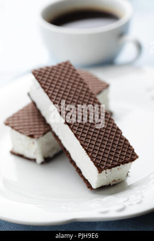 Due panini di gelato e la tazza di caffè Foto Stock