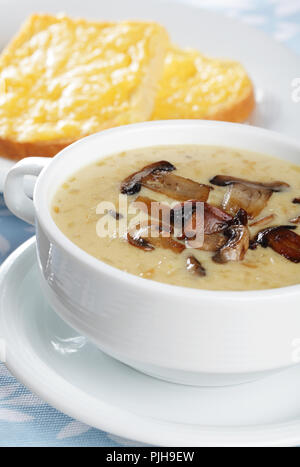 Zuppa di funghi in bianco la ciotola con crostini Foto Stock