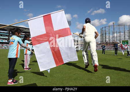 L'Inghilterra del Alastair Cook si esaurisce sul campo prima del test match al Kia ovale, Londra. Foto Stock