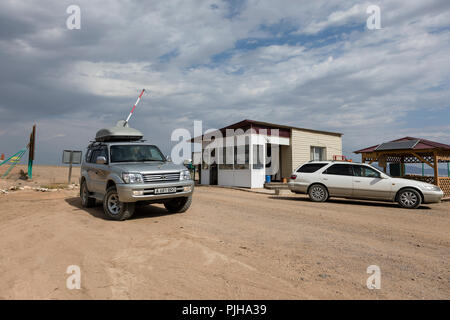 Almaty, Kazakhstan, 7 Agosto 2018: controllo dell'ingresso al parco nazionale di Charyn Canyon nella steppa del Kazakistan Foto Stock