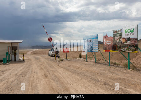 Almaty, Kazakhstan, 7 Agosto 2018: controllo dell'ingresso al parco nazionale di Charyn Canyon nella steppa del Kazakistan Foto Stock