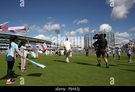 L'Inghilterra del Alastair Cook si esaurisce sul campo prima del test match al Kia ovale, Londra. Foto Stock