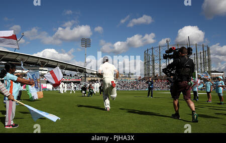 L'Inghilterra del Alastair Cook si esaurisce sul campo prima del test match al Kia ovale, Londra. Foto Stock