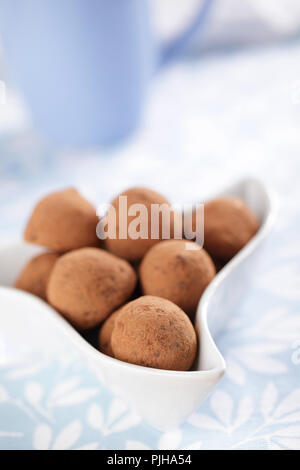 Tartufi di cioccolato in tazza bianca closeup Foto Stock