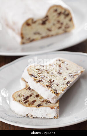 Due pezzi di Natale lo Stollen con uvetta closeup Foto Stock