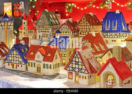 Decorazione di natale sul mercato dell'Avvento. Decorative città in miniatura case. Mercatino di Natale di Rothenburg ob der Tauber, Germania. Foto Stock