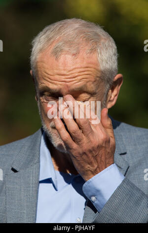 Leader laburista Jeremy Corbyn arriva al Abbey Pumping Station, Leicester, per evidenziare il lavoro di piani per prendere il settore idrico in proprietà pubblica. Foto Stock