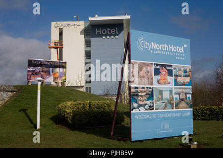 City North Hotel Gormanston in visto da sud in un momento di sole su un giorno di aprile Foto Stock