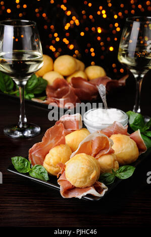 Coccoli è un antipasto dall'Italia. Impasto per pizza sfere vengono fritti e cosparsi di sale, servita con prosciutto e formaggio. Cibo tradizionale durante ch Foto Stock