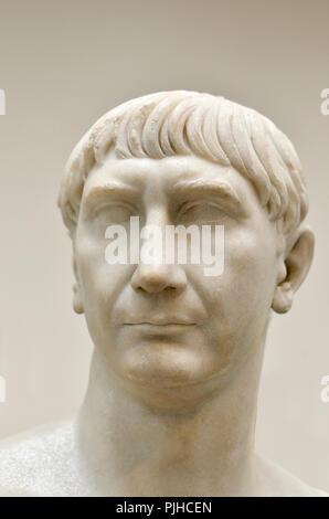 Busto in marmo dell'imperatore Traiano (romana, c108-117AD) realizzato per commemorare l'imperatore del decannalia (decimo anniversario della sua adesione) British Museum, Foto Stock