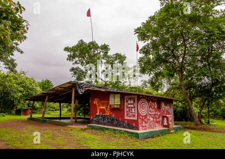 MUMBAI, India - 9 Agosto 2018: vista in prospettiva di un Warli tempio in una foresta. Il culto Warli grande gatti(Dio Waghoba). Scene di vita tribale ch. Foto Stock