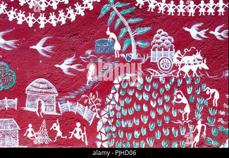 MUMBAI, India - 9 Agosto 2018: dettagli da un murale su un Warli tempio. La illustra la gente ballare fireside; recupero, il prelievo di acqua da un pozzo; planti Foto Stock