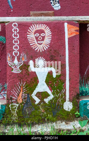 MUMBAI, India - 9 Agosto 2018: dettagli da un murale su un Warli big-cat tempio all'interno del Parco Nazionale di Sanjay Gandhi. Raffigura un uomo celebrando con una fl Foto Stock
