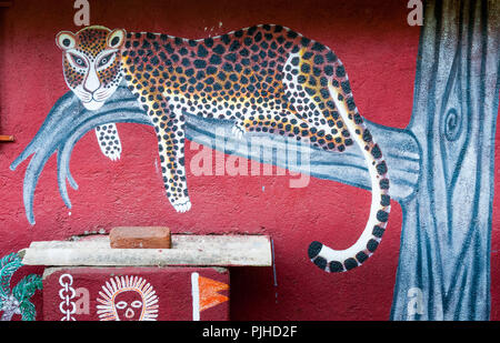 MUMBAI, India - 9 Agosto 2018: Leopard dipinta sulla parete di un Warli big-cat tempio. Warli sono indigeni tribali. Foto Stock
