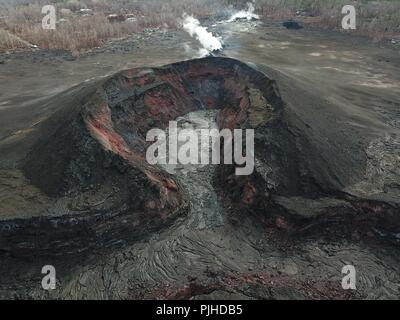 Vista utilizzando un Drone nella fessura 8 cono di lava del vulcano Kilauea che mostrano un basso livello di attività 2 settembre 2018 nelle Hawaii. Dopo tre mesi di continua eruzione del vulcano ha fermato attività e sembra essere finita per il momento. Foto Stock