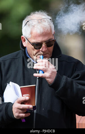 Gary Gardner, 56, accusato di frode in connessione con una colletta per Fusilier Lee Rigby il giovane figlio, al di fuori di Leicester Crown Court, Leicester, in cui egli ha negato tre accuse di frode in relazione con l'affermazione che ha usato la carità procede a fondo la sua musica band. Foto Stock