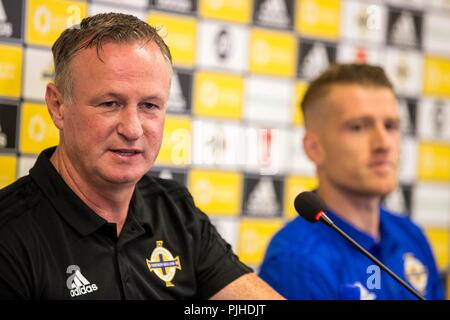 Northern Manager Michael O'Neill (sinistra) e il capitano Steven Davis durante una conferenza stampa dopo una sessione di formazione a Windsor Park di Belfast. Foto Stock