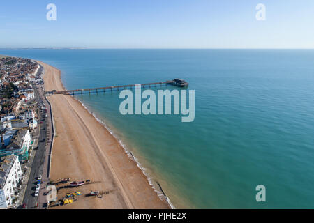 Vista aerea del lungomare e il molo a trattare su alla costa del Kent Foto Stock