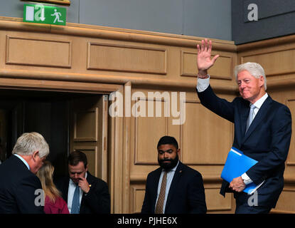 Ex Presidente degli Stati Uniti Bill Clinton onde per il pubblico dopo aver parlato a una preoccupazione in tutto il mondo per conferenza di Dublino. Foto Stock