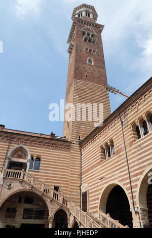 Torre dei Lamberti e il palazzo della Ragione di Verona Italia Foto Stock