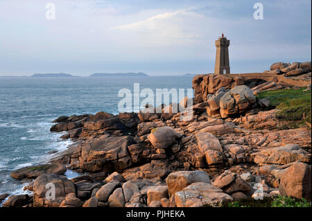 Francia, Bretagna Cotes-d'Armor dipartimento, Ploumanach rocce sulla Costa di Granito Rosa in Perros-Guirec, significano Ruz faro. Foto Stock