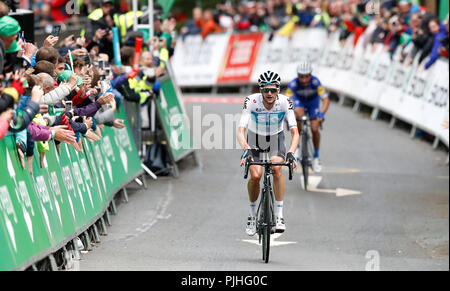 Team Sky della Wout Poels celebra il vincitore di tappa con Quick Step piani Julian Alaphilippe (destra) prendendo la seconda e globale di piombo, durante la fase sei dell'Ovo Energy Tour della Gran Bretagna 2018 da Barrow-in-Furness per Whinlatter Pass. Foto Stock