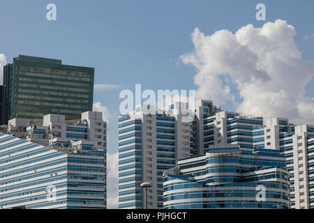 Moderna residenziale e commerciale di edificio nel centro di Astana, Kazakistan Foto Stock