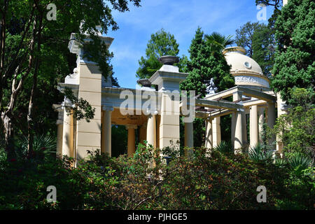 Arbor greca nell'arboreto a Sochi, Russia Foto Stock