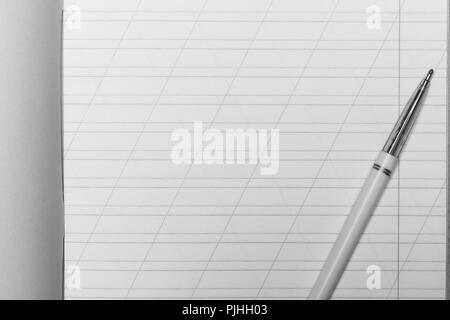 Scuola aperta notebook in una stretta linea con una barra per imparare l'ortografia mock up con spazio copia e penna a sfera, vista dall'alto, foto in bianco e nero Foto Stock