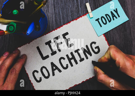 Conceptual la scrittura a mano che mostra Life Coaching. Business photo testo migliorano la vita da sfide ci incoraggia nella nostra carriera uomo azienda carta marcatore c Foto Stock