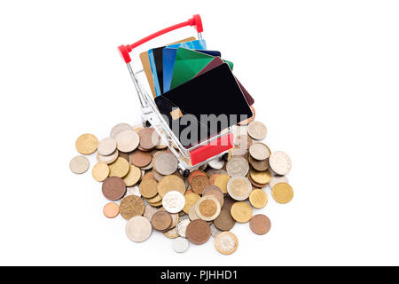 Carrello della spesa con carte di credito è in sella a una pila di monete su sfondo bianco. Le carte di credito sono vincenti e la liquidità di cassa è sconfitto. Vecchio e nuovo pagamento m Foto Stock