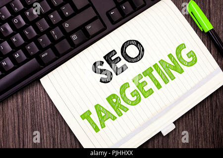 Segno di testo che mostra il targeting di Seo. Foto concettuale parole chiave specifiche per la posizione Landing Page Top dominio. Foto Stock