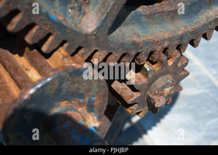 Vecchio arrugginito ruote dentate e ingranaggi nel porto di Rethimno, Creta, Grecia Foto Stock