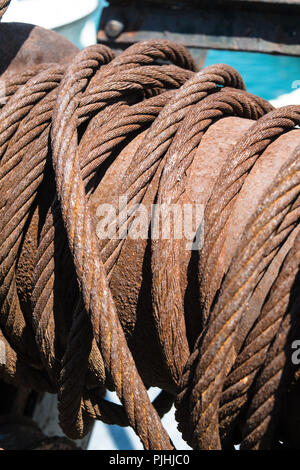 Close up di vecchie e arrugginite in barca sul verricello harbourside Foto Stock