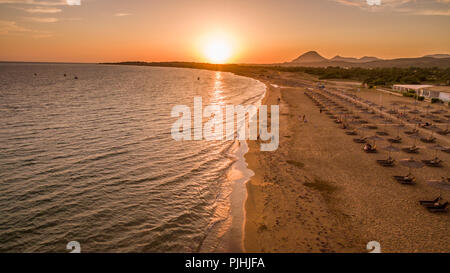 Antenna fuco vista di ombrelloni sulla spiaggia al tramonto. Corfu Grecia. Foto Stock