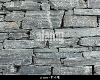 Grigio a muro di pietra naturale Foto Stock