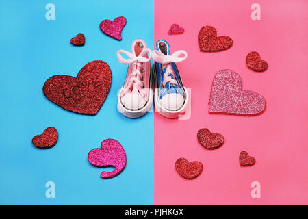 Baby sneakers in rosa e sfondo blu Foto Stock