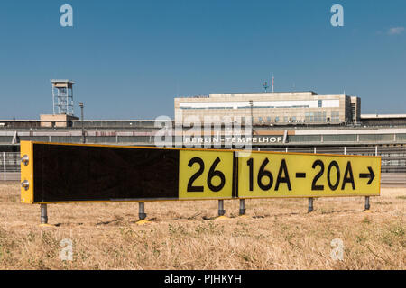 Berlino, Germania - 6 Settembre 2018: vista dell'edificio principale dell'ex aeroporto Tempelhof di Berlino, Germania. Non è più operativo dal 2008 e Foto Stock