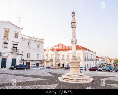 ESTREMOZ, Portogallo - Agosto 23, 2018: la piazza centrale di Estremoz con una gogna in marmo in stile manuelino Foto Stock