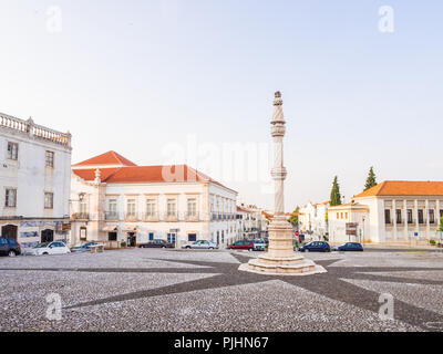 ESTREMOZ, Portogallo - Agosto 23, 2018: la piazza centrale di Estremoz con una gogna in marmo in stile manuelino Foto Stock