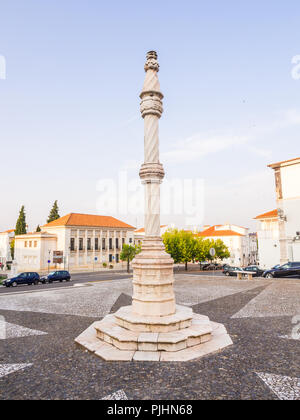 ESTREMOZ, Portogallo - Agosto 23, 2018: la piazza centrale di Estremoz con una gogna in marmo in stile manuelino Foto Stock