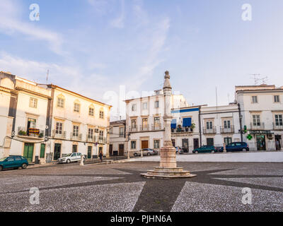 ESTREMOZ, Portogallo - Agosto 23, 2018: la piazza centrale di Estremoz con una gogna in marmo in stile manuelino Foto Stock