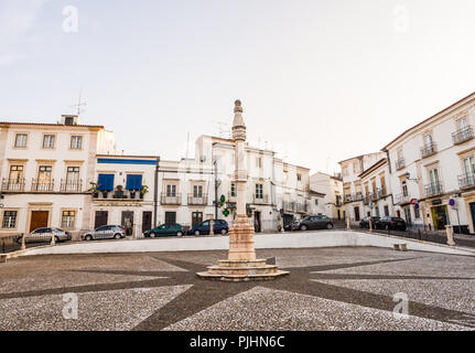 ESTREMOZ, Portogallo - Agosto 23, 2018: la piazza centrale di Estremoz con una gogna in marmo in stile manuelino Foto Stock