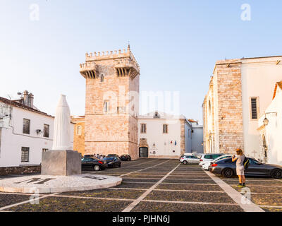 ESTREMOZ, Portogallo - Agosto 23, 2018: Estremoz Castello (Castelo da Rainha Santa Isabel) con Tres Coroas (Tre Corone) torre di marmo, al tramonto. Foto Stock