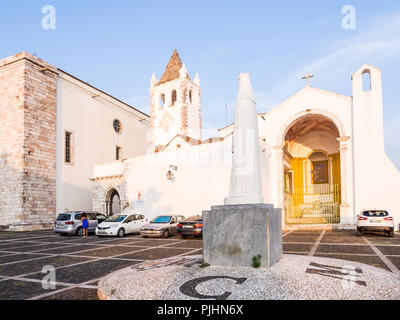 ESTREMOZ, Portogallo - Agosto 23, 2018: Nosso Senhor dos Inocentes chiesa con statua di Rainha Santa Isabel di fronte ad esso in Estremoz, Portogallo. Foto Stock