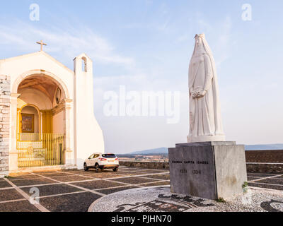 ESTREMOZ, Portogallo - Agosto 23, 2018: Nosso Senhor dos Inocentes chiesa con statua di Rainha Santa Isabel di fronte ad esso in Estremoz, Portogallo. Foto Stock