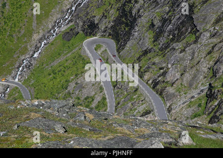 Vista della strada - famosa Trollstigen nazionale percorso turistico. Foto Stock