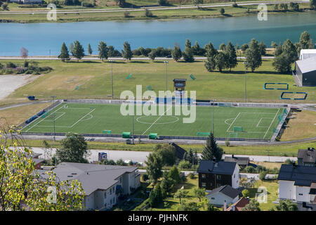 Norvegia, Andalsnes, 27 Luglio 2018: il sole splende su un locale campo di calcio. Foto Stock