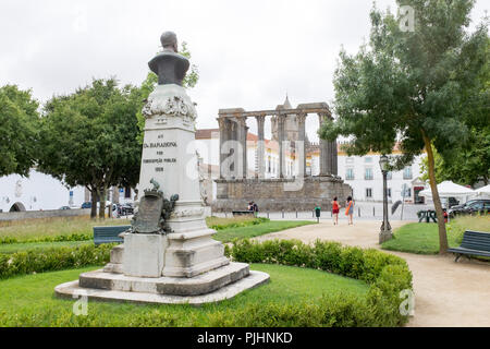 Statua di Dr Barahona a Diana's Garden in Evora, Portogallo Foto Stock