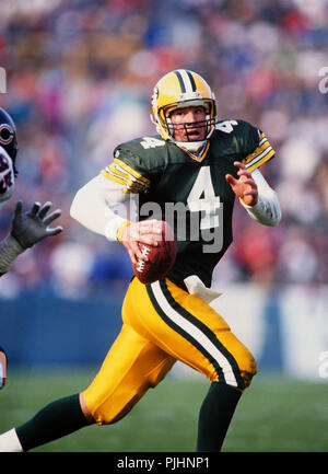 Green Bay Packers tutti i Pro NFL quarterback Brett Favre elude un orso di Chicago tackler durante un gioco in Green Bay nel 1999. Foto Stock